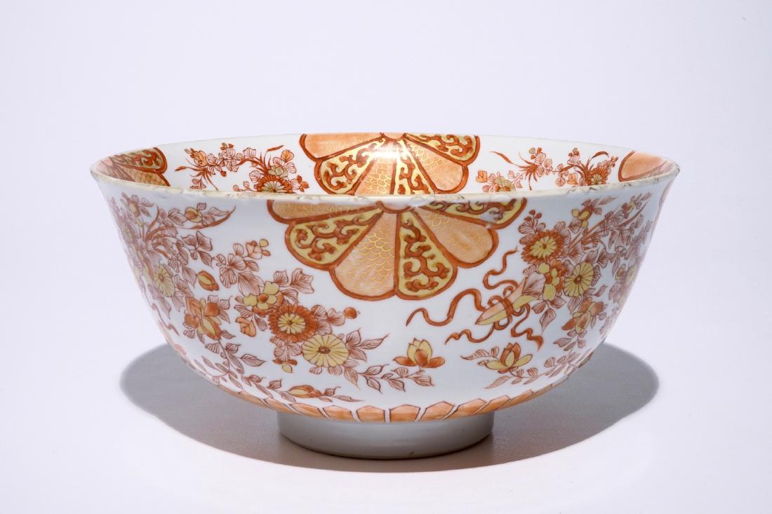 A Chinese iron red and gilt bowl with Japanese style: A Chinese iron red and gilt bowl with Japanese style design, Kangxi Dia.: 25 cm - H.: 12 cm