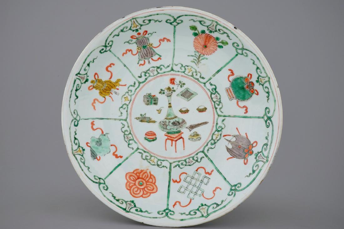 A Chinese famille verte charger with Taoist symbols,: A Chinese famille verte charger with Taoist symbols, Kangxi Dia.: 34,5 cm - H.: 6,5 cm