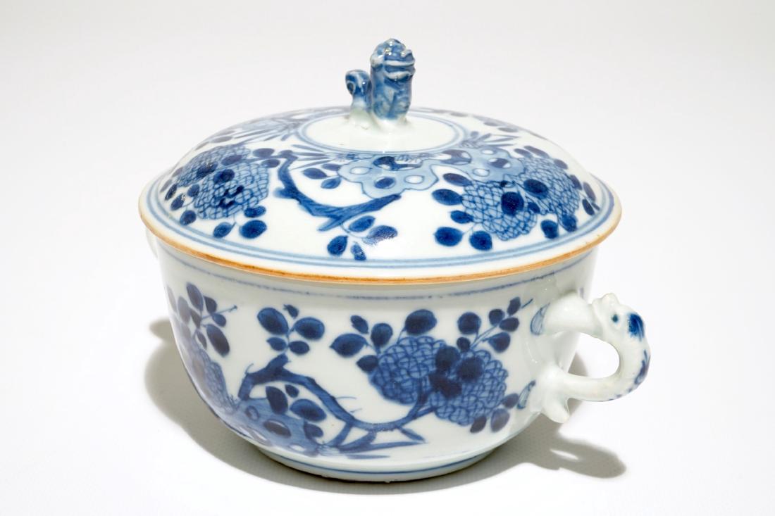 A Chinese blue and white covered bowl with ears, Kangxi: A Chinese blue and white covered bowl with ears, Kangxi Dia.: 18 cm - H.: 13 cm (Incl. cover)