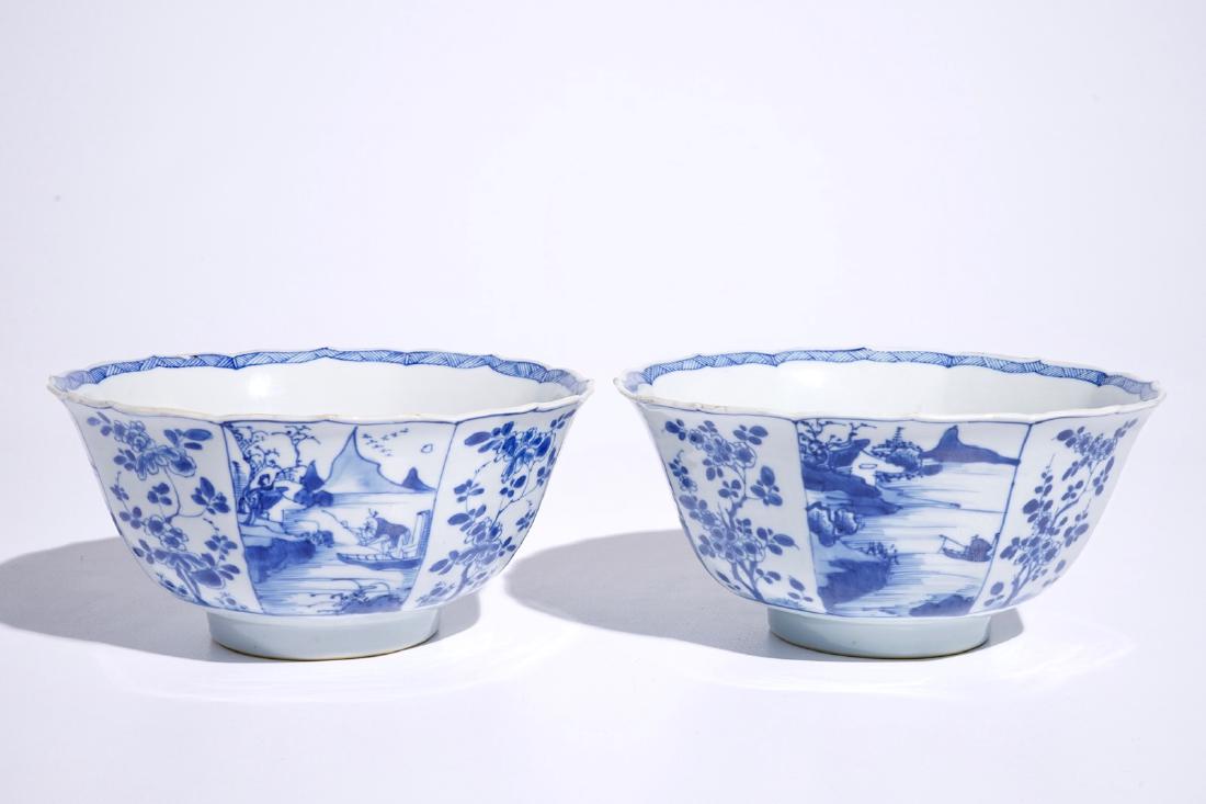 A pair of blue and white Chinese fluted octagonal: A pair of blue and white Chinese fluted octagonal bowls, Kangxi Dia.: 21 cm - H.: 10 cm
