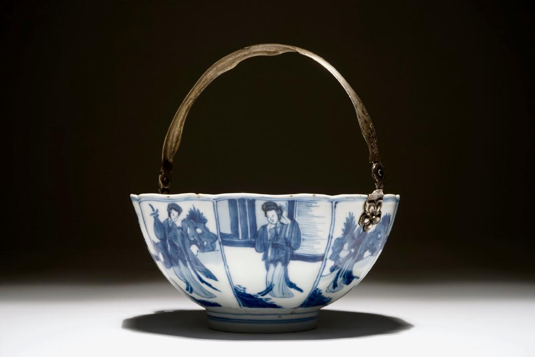 A Chinese blue and white silver-handled bowl with Long: A Chinese blue and white silver-handled bowl with Long Eliza, Kangxi Dia.: 15 cm - H.: 17 cm (with handle)