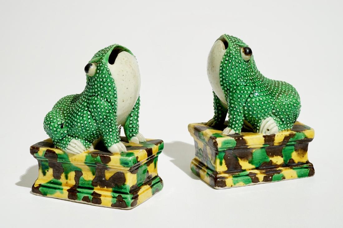 A pair of Chinese verte on biscuit models of frogs,: A pair of Chinese verte on biscuit models of frogs, Kangxi Dim.: 11,5 x 8,5 x 5,5 cm (each)