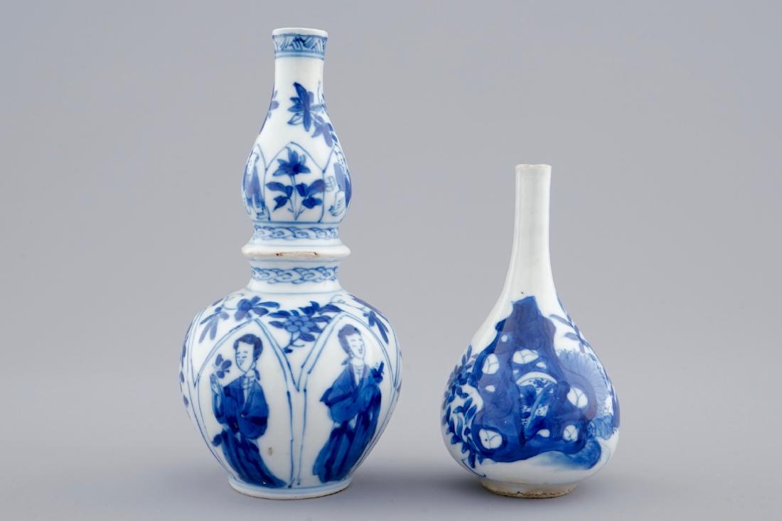 Two small Chinese blue and white vases, Kangxi: Two small Chinese blue and white vases, Kangxi H.: 12,5 cm (the tallest)