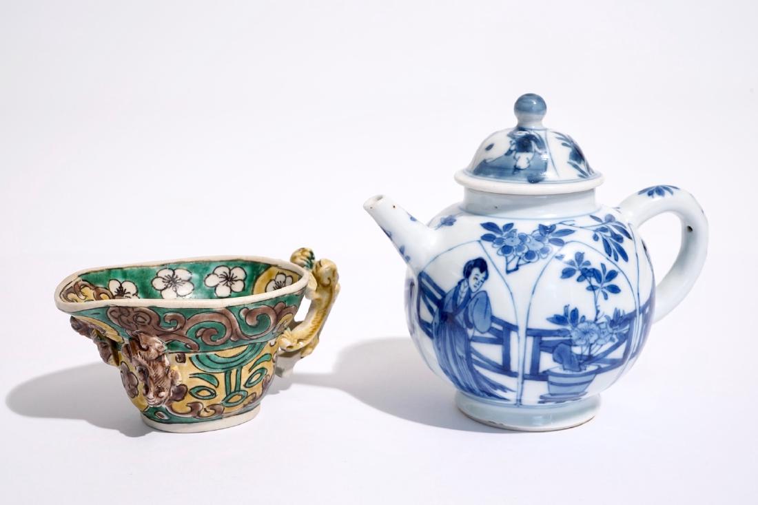 A blue and white Chinese teapot and cover and a verte (1 of 7)