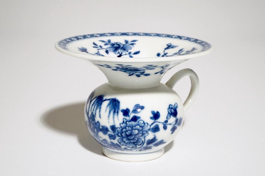 A Chinese blue and white spittoon with floral design,: A Chinese blue and white spittoon with floral design, Qianlong Dia.: 12 cm - H.: 9 cm