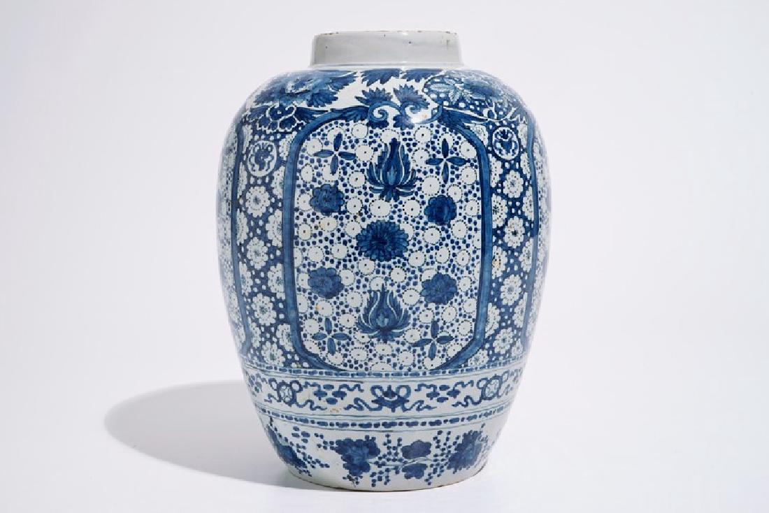 A Dutch Delft blue and white chinoiserie jar, 17th C.: A Dutch Delft blue and white chinoiserie jar, 17th C. H.: 27 cm Marked on the base "IW" above "D 18" above "No 6" for Jacob Wemmersz. Hoppesteijn, the "Het Moriaanshooft" workshop, Delft, 1661-1