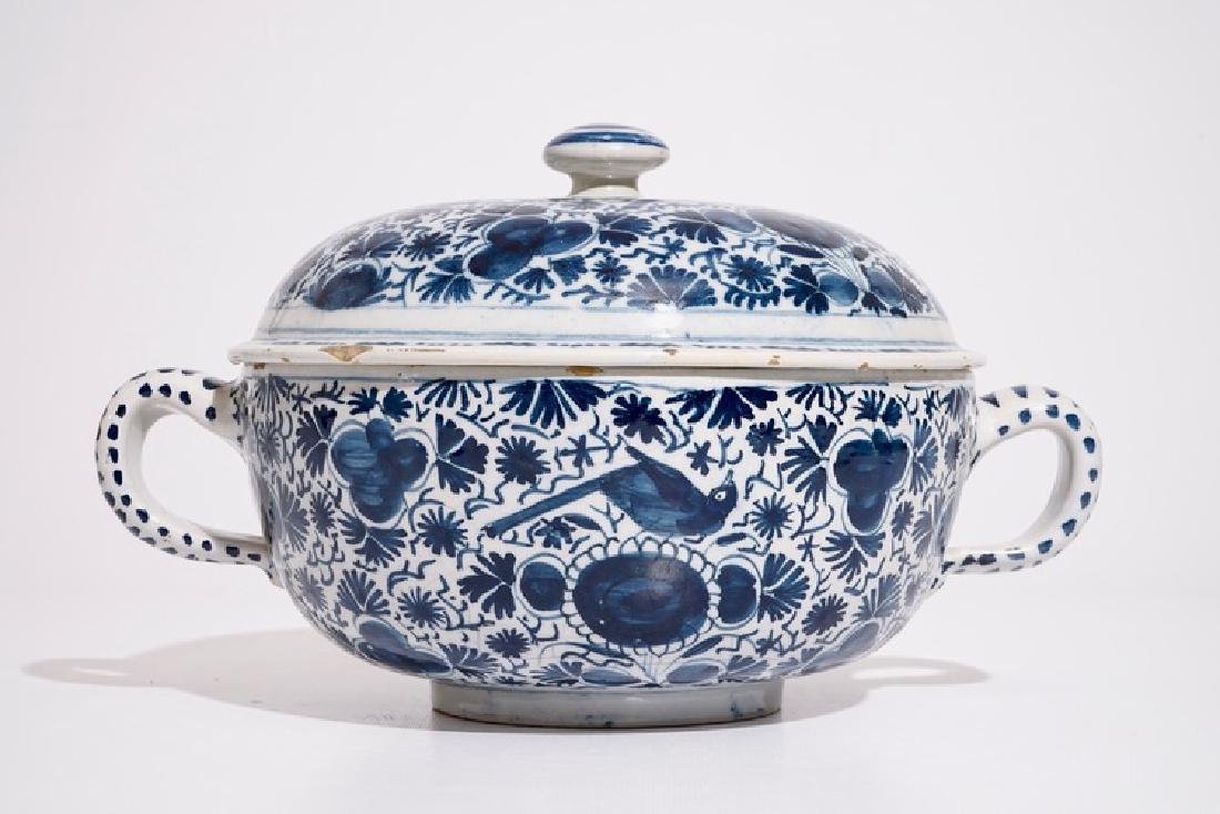 A large Dutch Delft blue and white spiced wine bowl and: A large Dutch Delft blue and white spiced wine bowl and cover, 18th C. Dia.: 35 cm - H.: 20 cm 