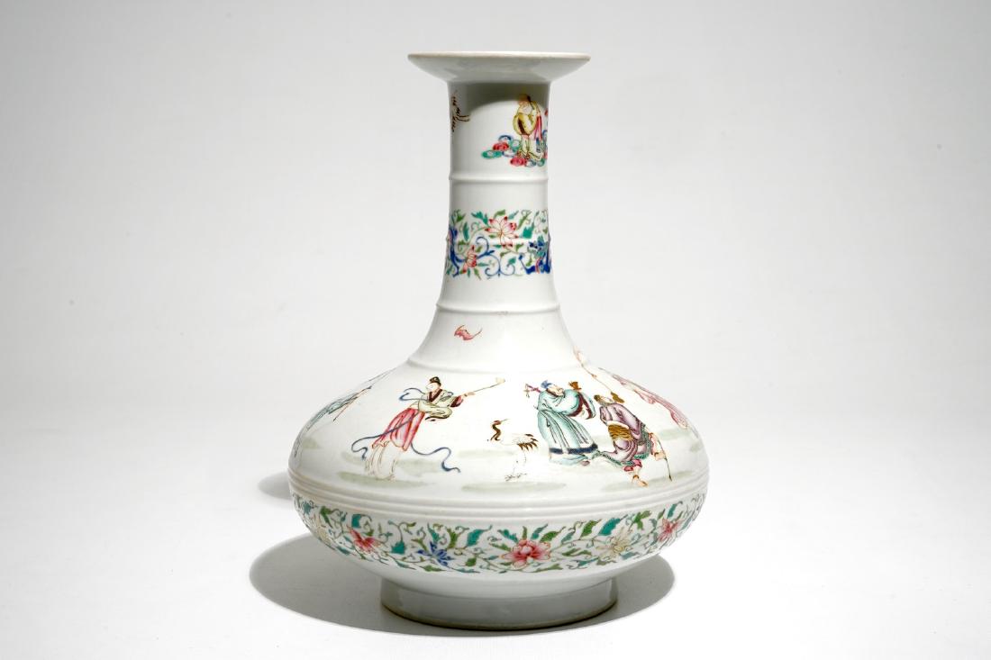 A Chinese famille rose vase with the eight immortals,: A Chinese famille rose vase with the eight immortals, 20th C. H.: 30 cm
