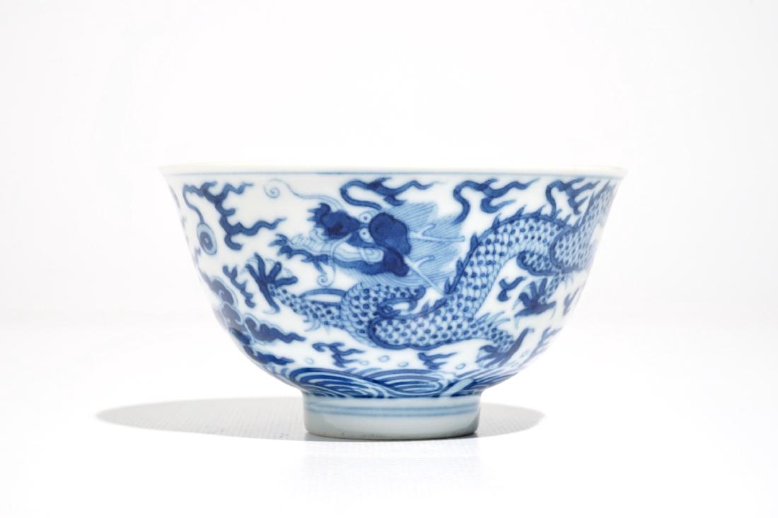A Chinese blue and white dragon bowl, Daoguang mark,: A Chinese blue and white dragon bowl, Daoguang mark, 19/20th C. H.: 6 cm - Dia.: 11 cm