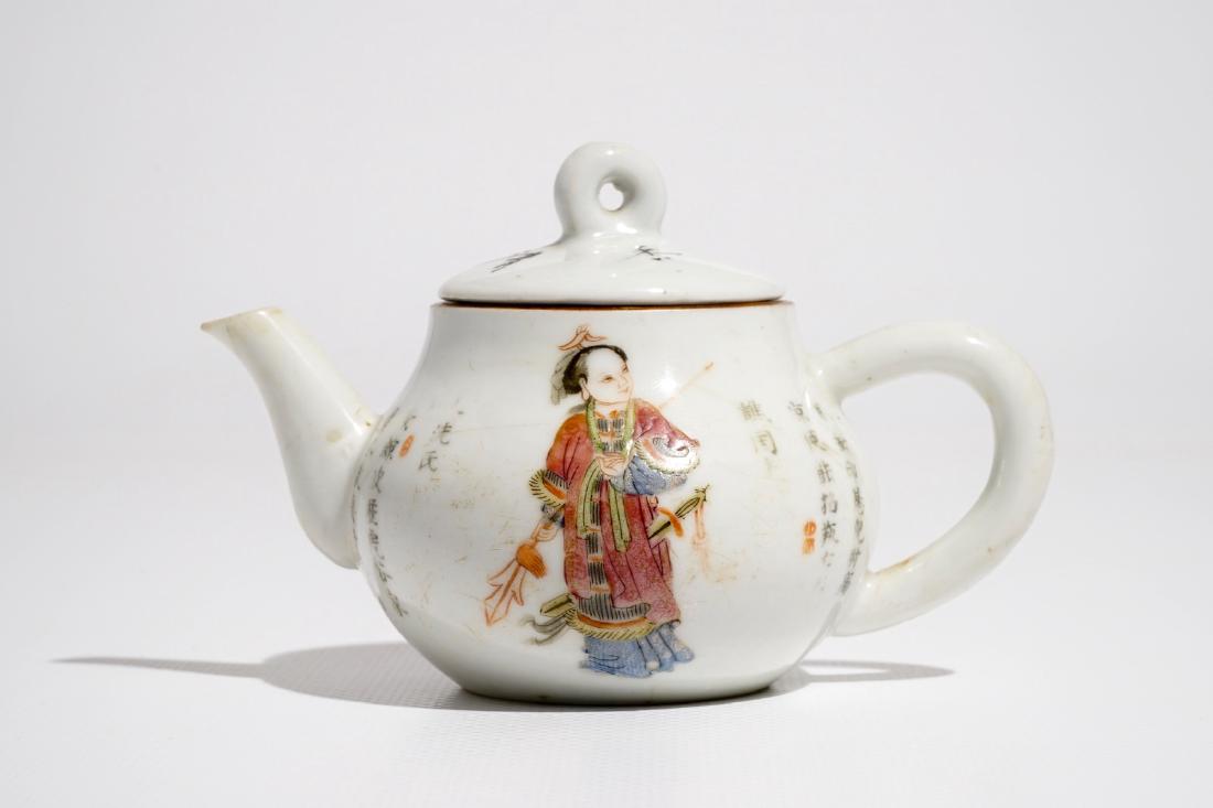 A Chinese famille rose Wu Shuang Pu teapot, 19th C. (1 of 7)