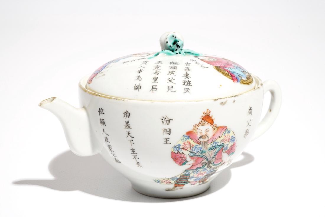 A Chinese famille rose Wu Shuang Pu teapot, 19th C.: A Chinese famille rose Wu Shuang Pu teapot, 19th C. H.: 9,5 cm - L.: 15 cm