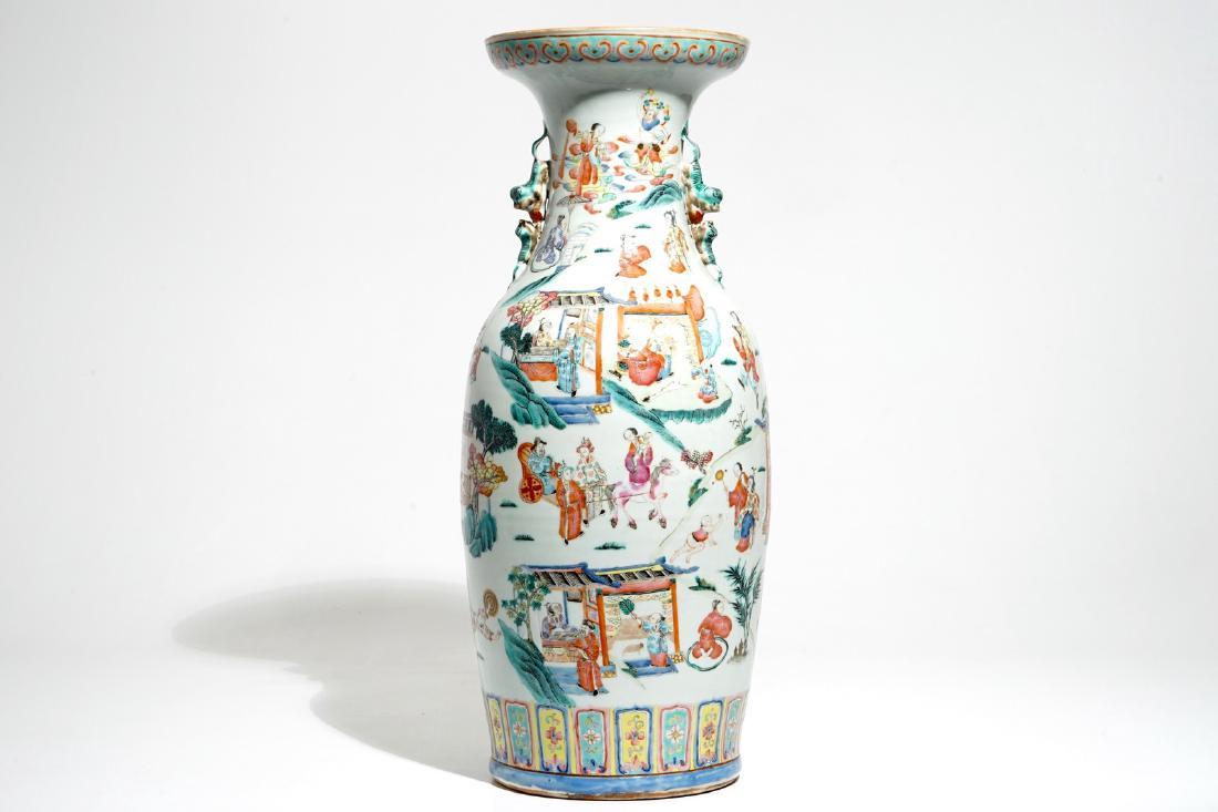A tall Chinese famille rose vase with a fine circular: A tall Chinese famille rose vase with a fine circular design, 19th C. H.: 59,5 cm