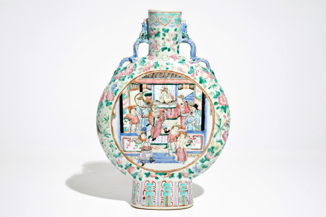 A Chinese famille rose moonflask with a court scene,: A Chinese famille rose moonflask with a court scene, 19th C. H.: 40,5 cm