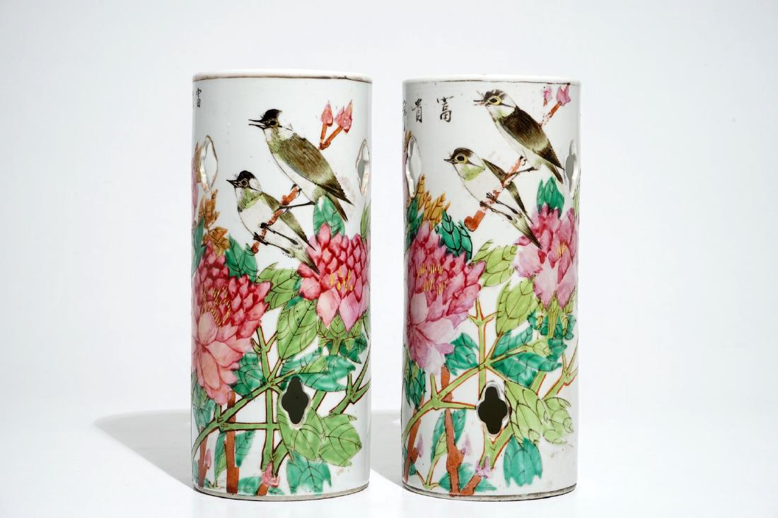 A pair of reticulated Chinese qianjiang cai hat stands,: A pair of reticulated Chinese qianjiang cai hat stands, 19/20th C. H.: 29 cm