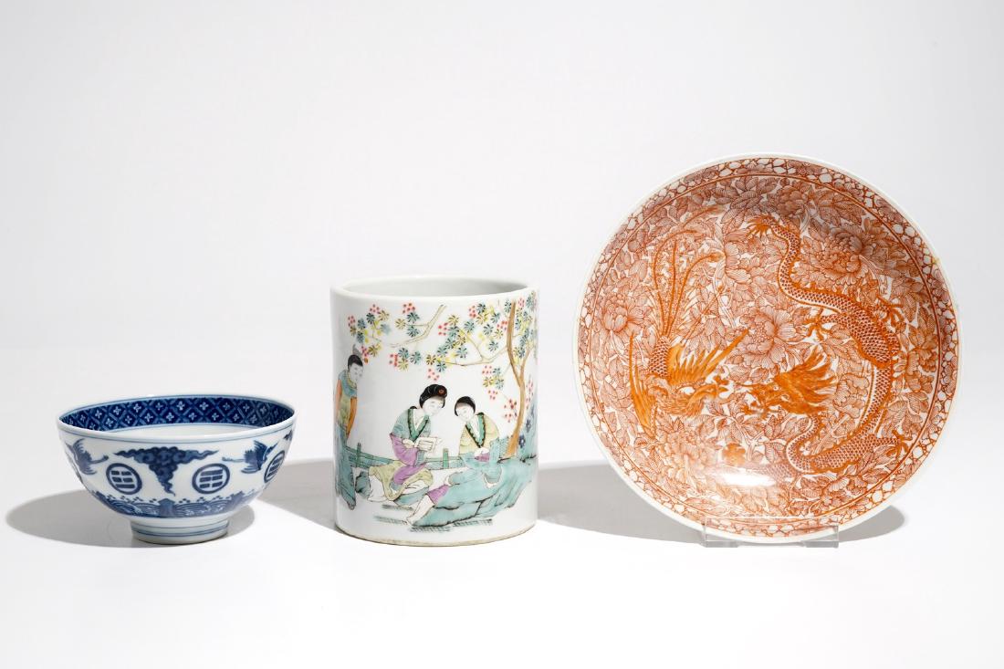 A Chinese blue and white bowl, a qianjiang cai brush (1 of 9)