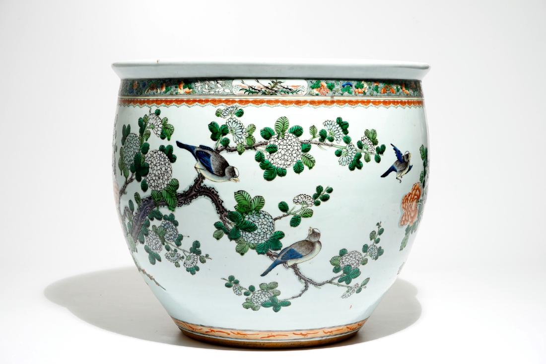 A Chinese famille verte fishbowl with birds among: A Chinese famille verte fishbowl with birds among flowers, 19th C. H.: 40 cm - Dia.: 47 cm