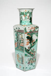 A tall Chinese square famille verte vase, Kangxi mark,: A tall Chinese square famille verte vase, Kangxi mark, 19th C. H.: 72,5 cm