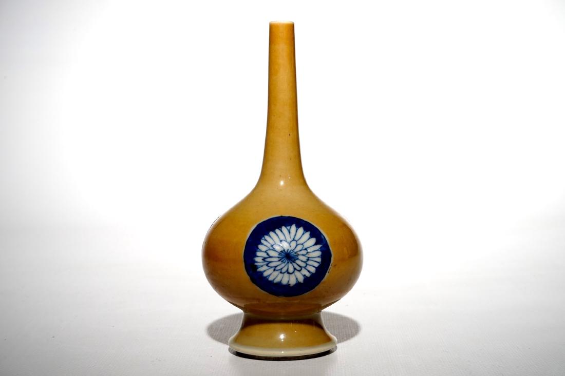 A Chinese blue and white on cafÃ© au lait-ground: A Chinese blue and white on cafÃ© au lait-ground sprinkler, Kangxi H.: 17 cm