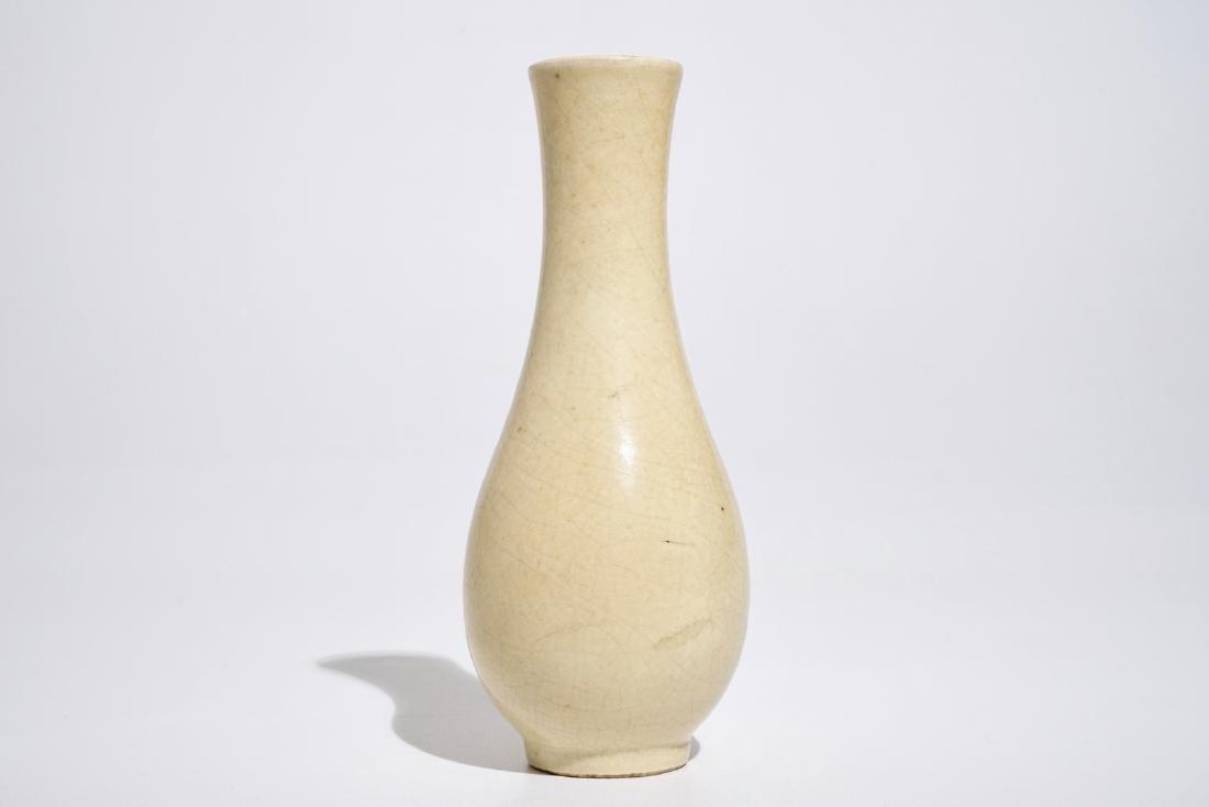 A Chinese monochrome cream-glazed vase, 19th C.: A Chinese monochrome cream-glazed vase, 19th C. H.: 20,5 cm