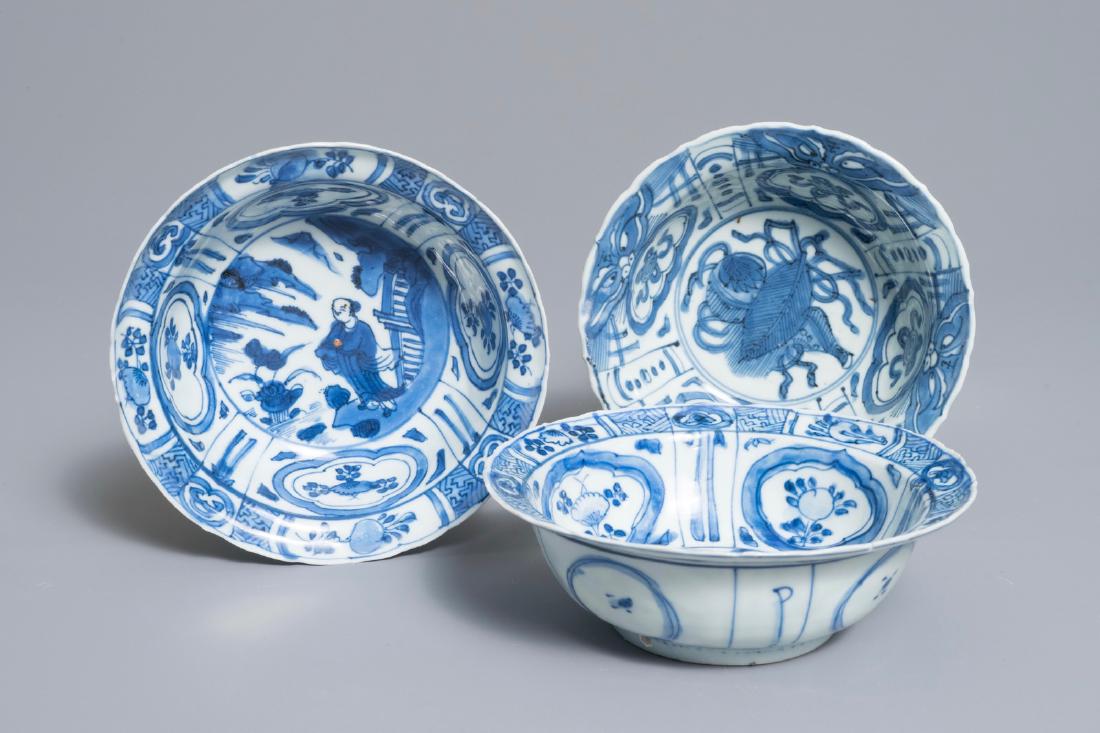 Three Chinese blue and white kraak porcelain klapmuts: Three Chinese blue and white kraak porcelain klapmuts bowls, Wanli Dia.: 14,5 cm - H.: 5 cm (the largest) We have more lots available exclusively on our website www.rm-auctions.com! Condition reports 