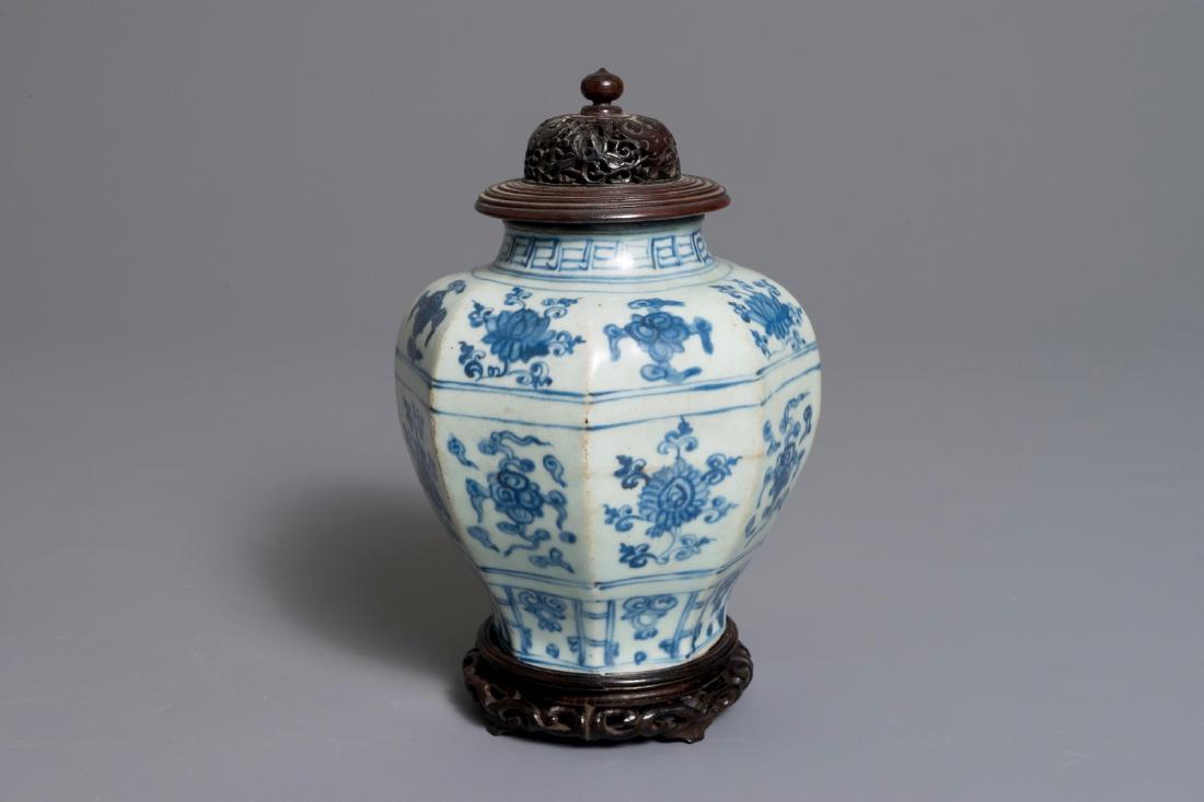 A Chinese blue and white baluster vase with floral: A Chinese blue and white baluster vase with floral design, Ming H.: 22 cm (incl. base and cover)H.: 15 cm We have more lots available exclusively on our website www.rm-auctions.com! Condition reports 