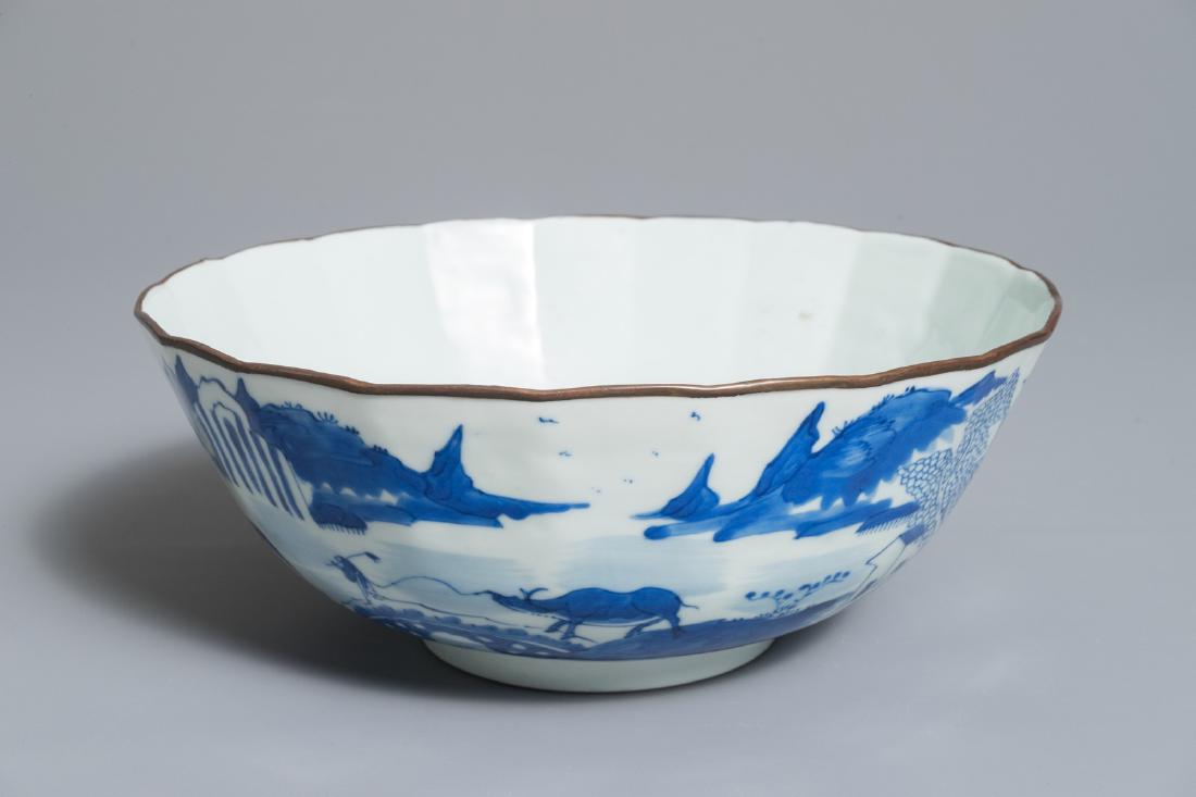 A Chinese blue and white 'Bleu de Hue' bowl for the: A Chinese blue and white 'Bleu de Hue' bowl for the Vietnamese market, 19th C. Dia.: 24 cm - H.: 9 cm We have more lots available exclusively on our website www.rm-auctions.com! Condition reports and 