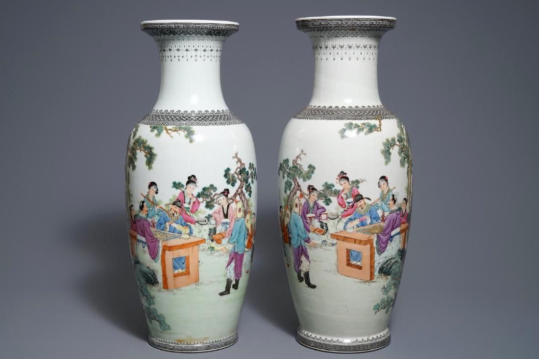 A pair of Chinese famille rose vases with figures in a: A pair of Chinese famille rose vases with figures in a garden, Qianlong mark, 20th C. H.: 59,5 cm
