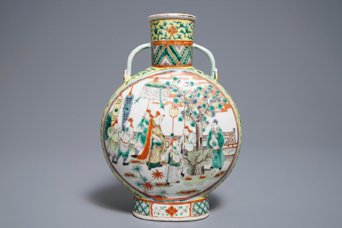 A Chinese famille verte moonflask, Xuande mark, 19th C.: A Chinese famille verte moonflask, Xuande mark, 19th C. H.: 25,5 cm