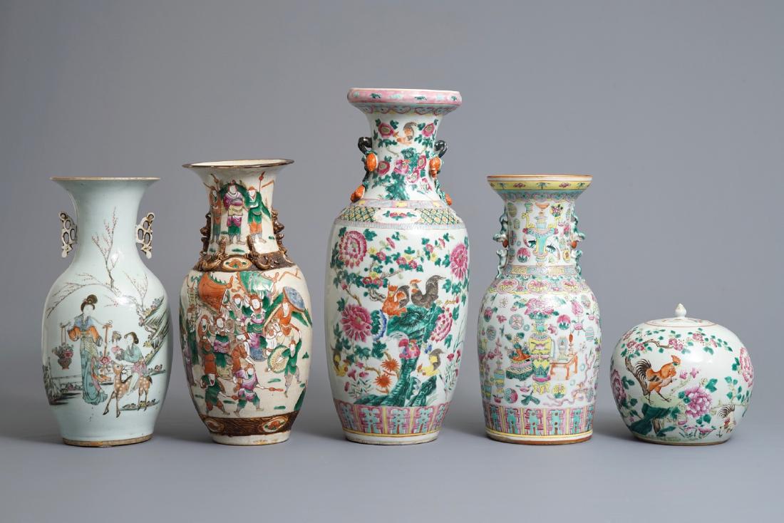 Four Chinese famille rose vases and a jar and cover,: Four Chinese famille rose vases and a jar and cover, 19/20e eeuw H.: 57 cm (the tallest)
