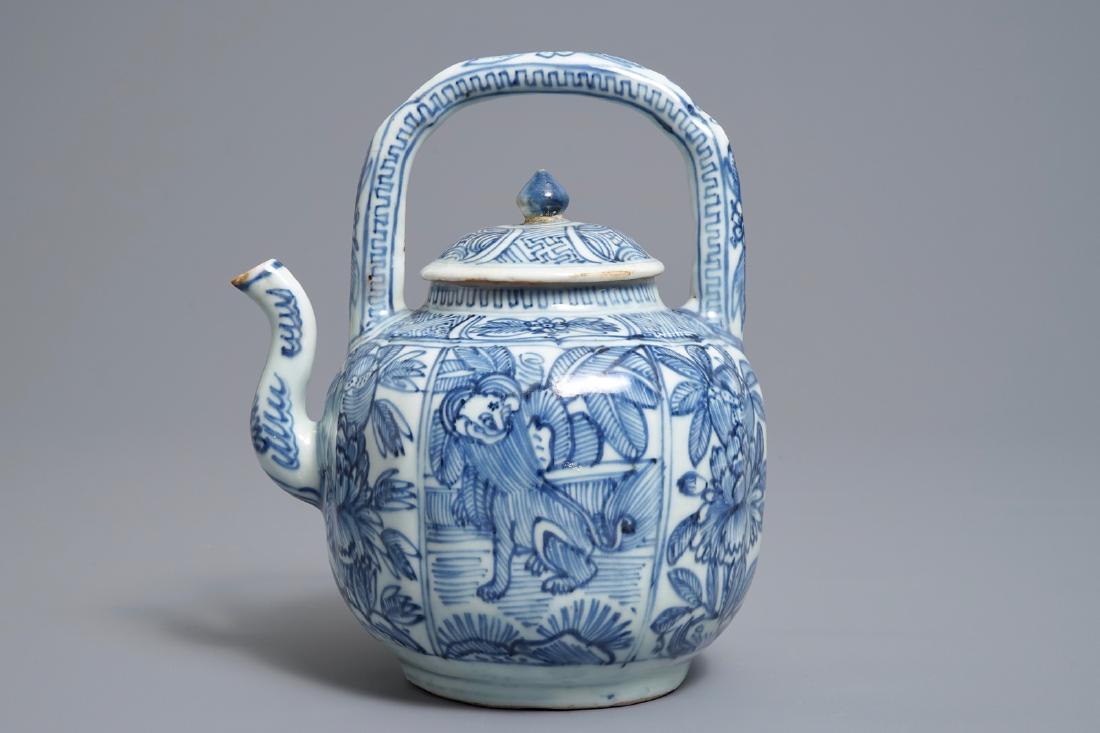 A Chinese blue and white kraak porcelain wine jug and: A Chinese blue and white kraak porcelain wine jug and cover, Wanli H.: 19,5 cm - L.: 16,5 cm
