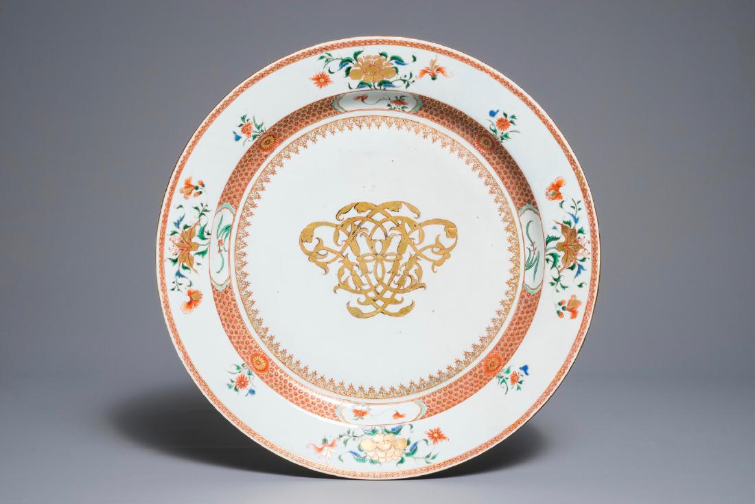 A large Chinese verte-Imari 'monogram' charger, Kangxi: A large Chinese verte-Imari 'monogram' charger, Kangxi Dia.: 44 cm