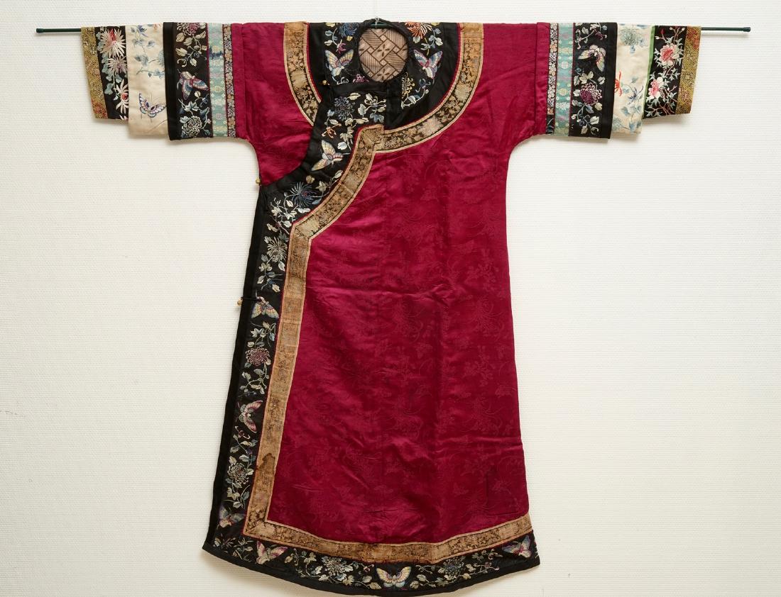 A Chinese informal Manchu embroidered silk pink-ground: A Chinese informal Manchu embroidered silk pink-ground women's robe, 19th C. Dim.: 134,5 x 132,5 cm ------ Please request condition reports by e-mail on info@rm-auctions.com or by using the LiveAuctio