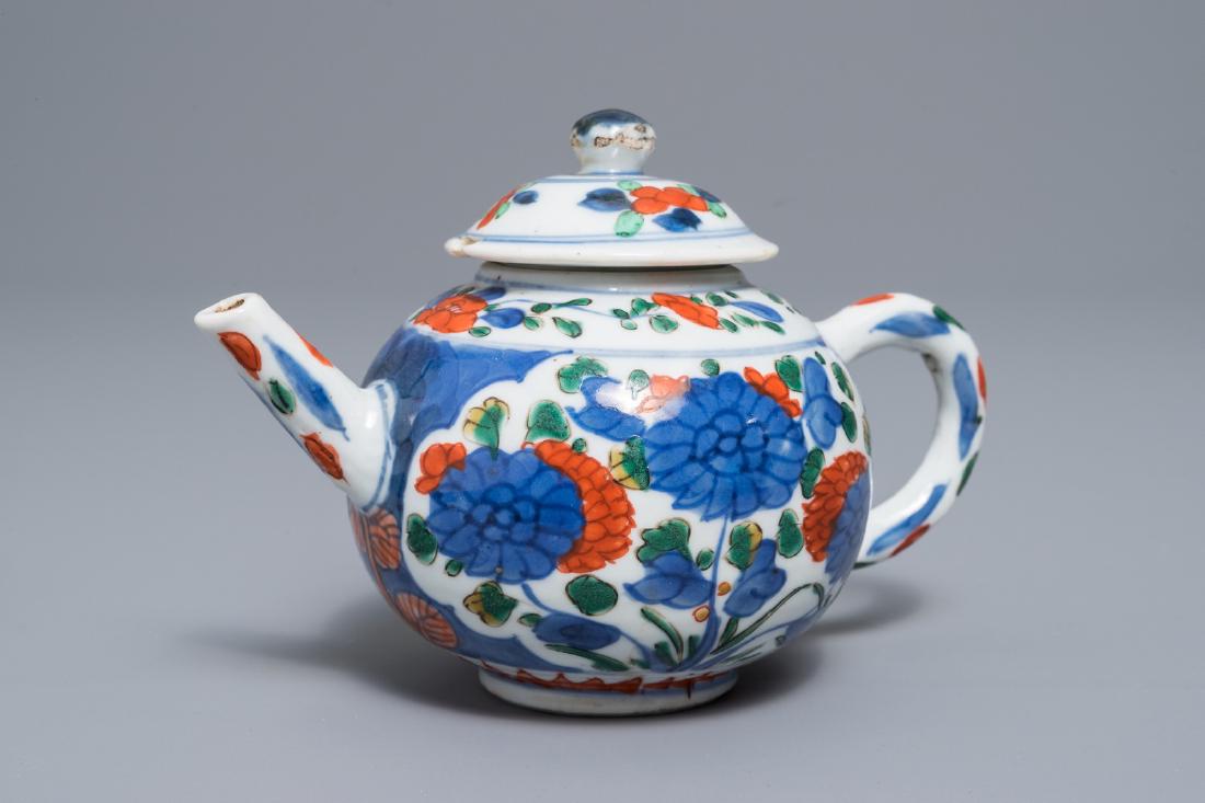 A Chinese famille verte teapot and cover, Kangxi (1 of 7)