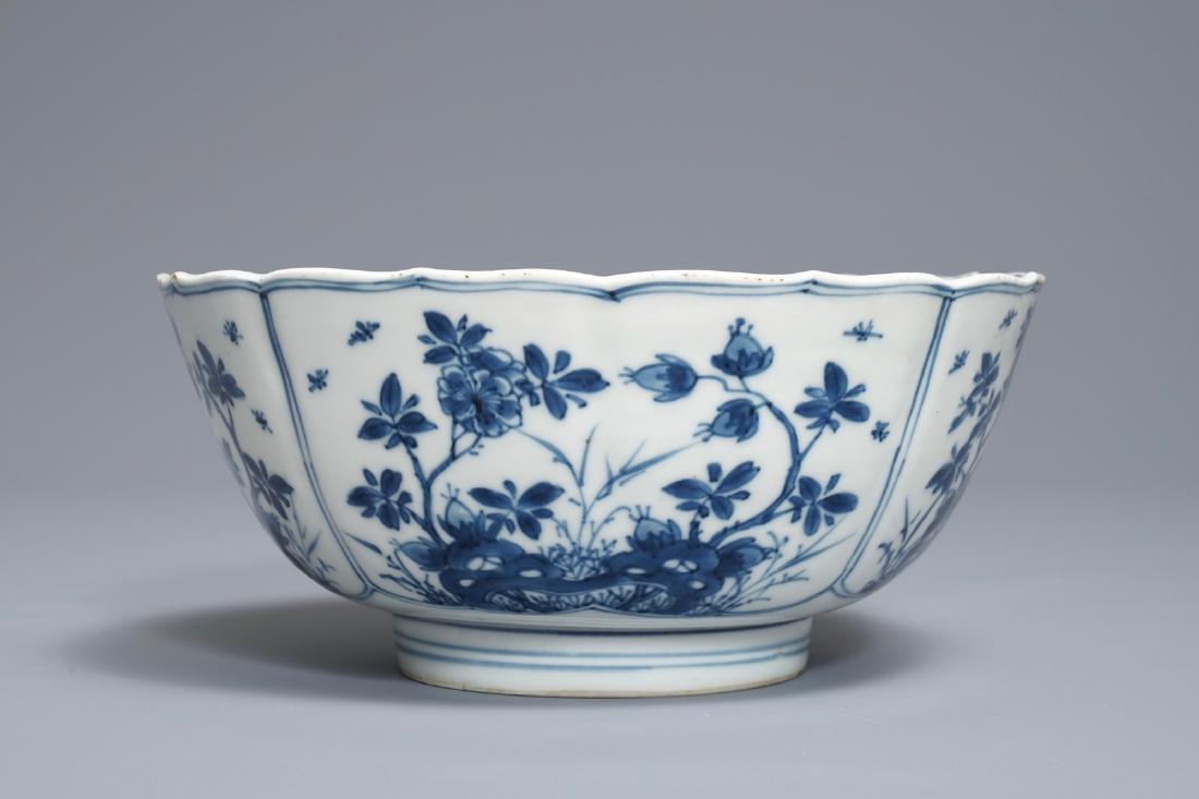 A Chinese blue and white bowl with floral design,: A Chinese blue and white bowl with floral design, Kangxi H.: 9,5 cm - Dia.: 19,5 cm --------- Please request condition reports by e-mail on info@rm-auctions.com or by using the LiveAuctioneers message