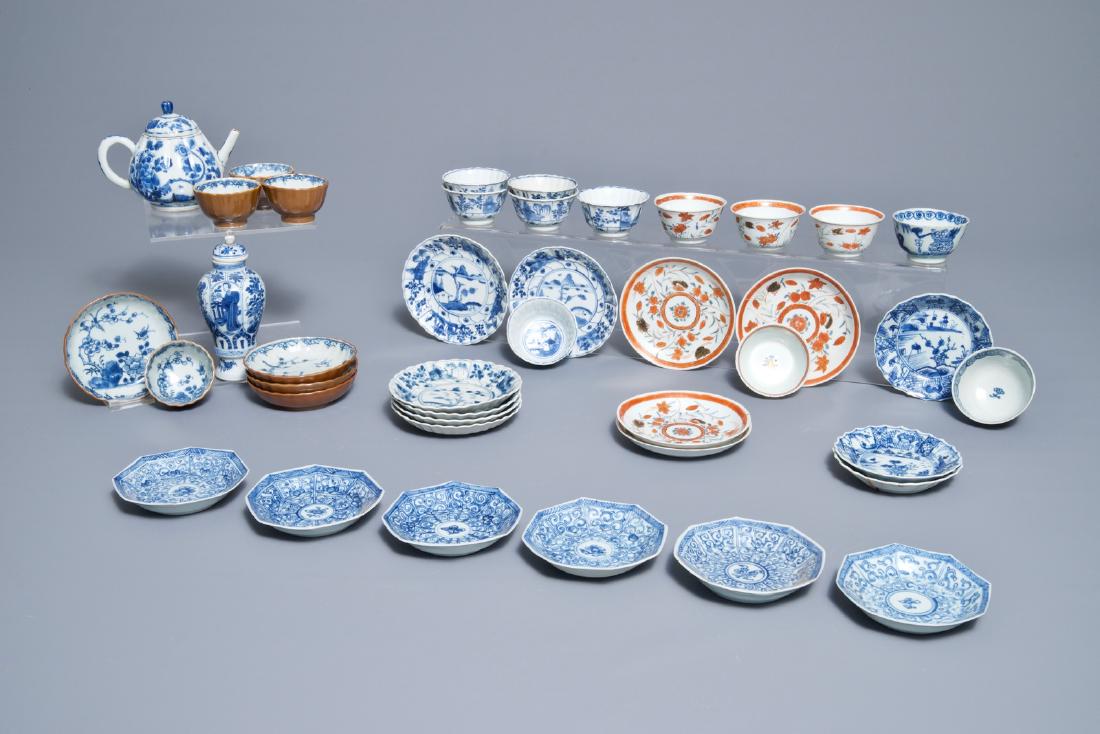 A varied collection of Chinese blue and white and: A varied collection of Chinese blue and white and polychrome wares, Kangxi/Qianlong H.: 14 cm (the vase and cover)L.: 13,5 cm - H.: 10 cm (the teapot)Dia.: 11,5 cm (the largest saucer)Dia.: 7 cm - H.: