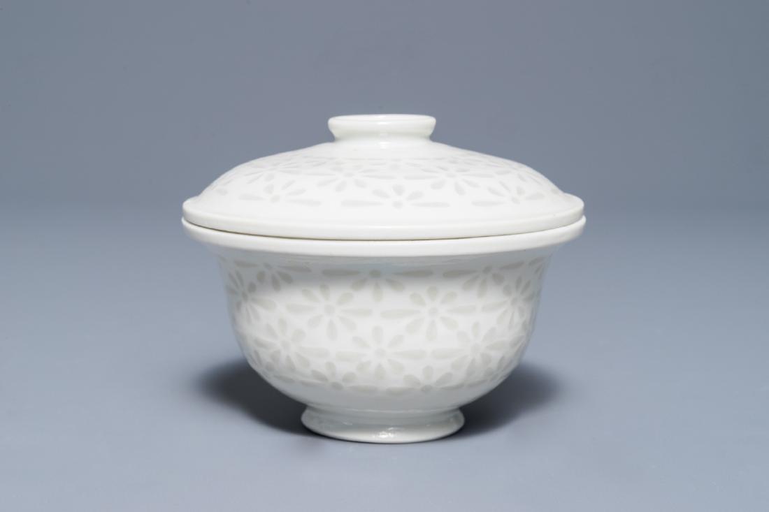 A Chinese Dehua blanc de Chine 'rice grain' bowl and: A Chinese Dehua blanc de Chine 'rice grain' bowl and cover, 18/19th C. Dia.: 11,5 cm - H.: 9 cm Provenance: The collection of a Belgian industrialist family, formed between ca. 1960 and 1980. ------