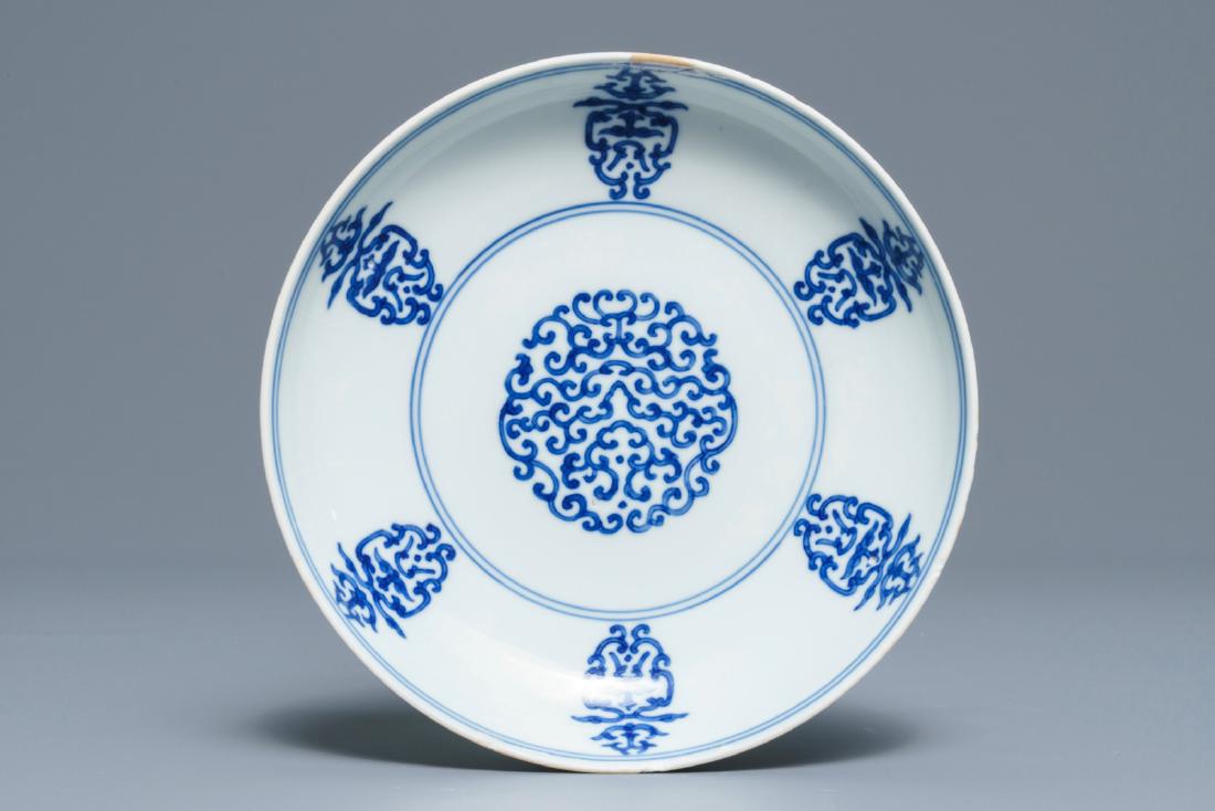 A Chinese blue and white 'shou' plate, Qianlong mark: A Chinese blue and white 'shou' plate, Qianlong mark and of the period Dia.: 15,5 cm Provenance: With a label on the back for Vanderven Antiquairs, The Netherlands. --------- Please request conditio
