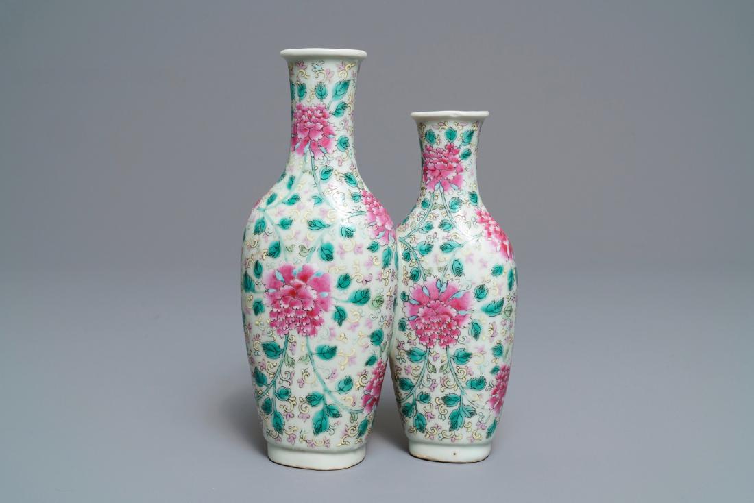 A Chinese famille rose 'twin' vase, 19th C.: A Chinese famille rose 'twin' vase, 19th C. ----- H.: 22,5 cm
