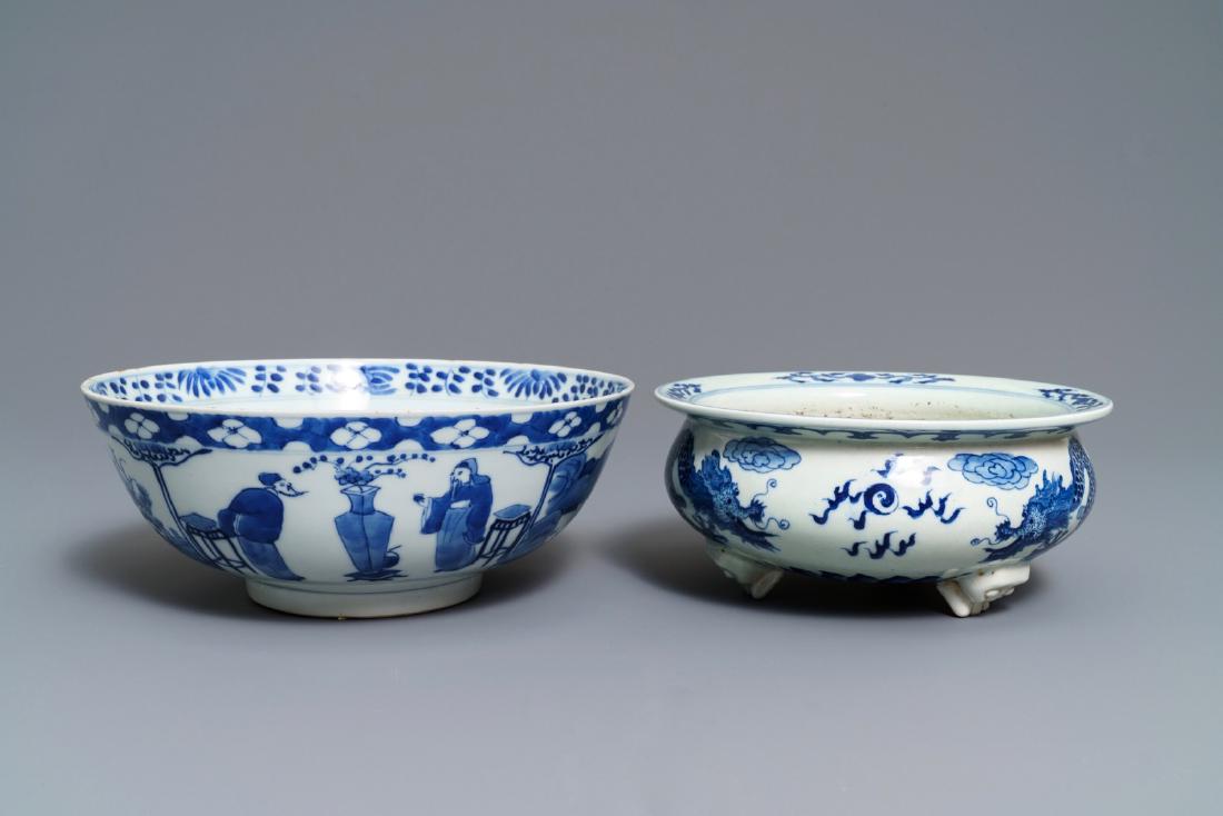 A Chinese blue and white bowl and a 'dragon' incense: A Chinese blue and white bowl and a 'dragon' incense burner, 19th C. ----- Dia.: 22,5 cm - H.: 9 cm (the bowl)
