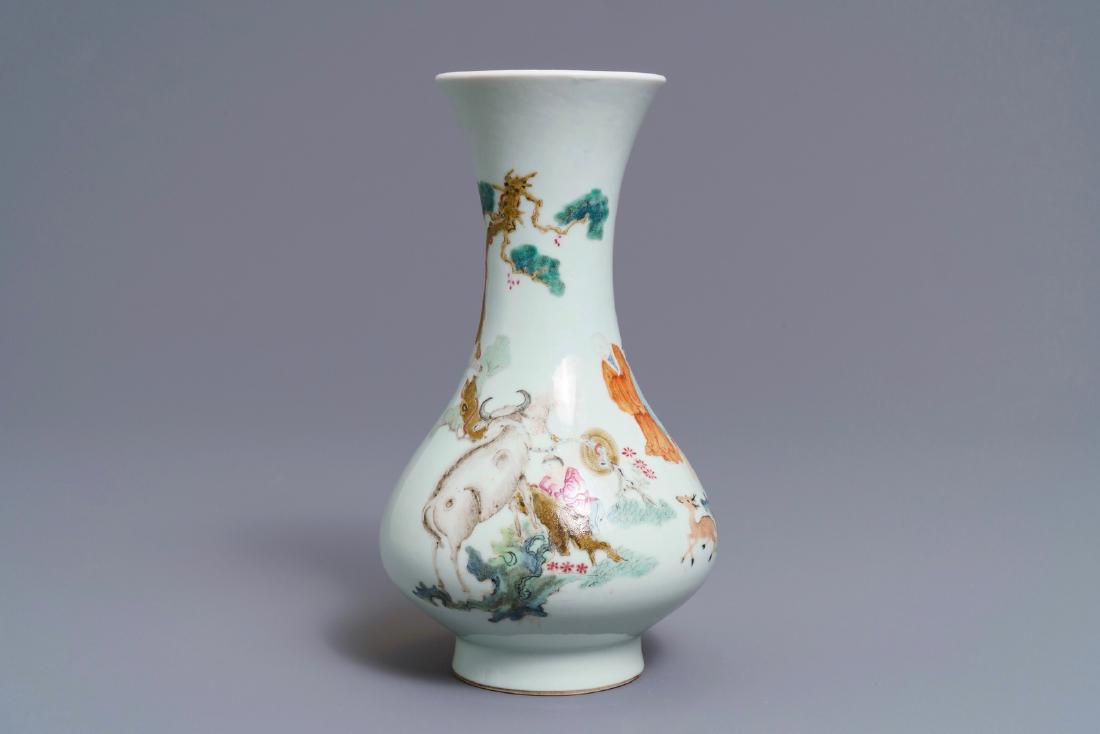 A Chinese famille rose pear-shaped flask, Qianlong: A Chinese famille rose pear-shaped flask, Qianlong mark, 19th C. ----- H.: 21 cm