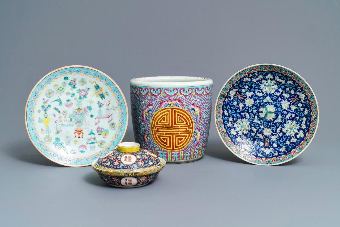 A Chinese famille rose jardinière, two dishes and a: A Chinese famille rose jardinière, two dishes and a covered bowl, 19/20th C. ----- Dia.: 29,5 cm (the largest dish)H.: 24,5 cm - Dia.: 26 cm (the jardinière)