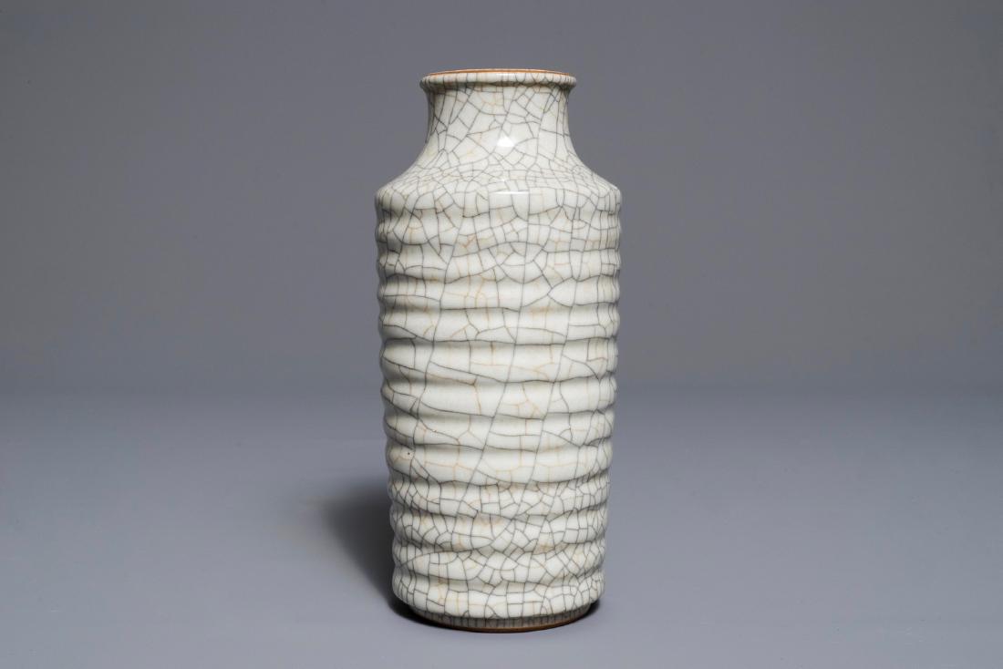 A Chinese ge-type crackle-glazed rouleau vase, 20th C.: A Chinese ge-type crackle-glazed rouleau vase, 20th C. ----- H.: 22,5 cm Condition: (UV-checked)- In excellent condition. - The base with traces of a wax stamp, possibly an old export stamp from Chine