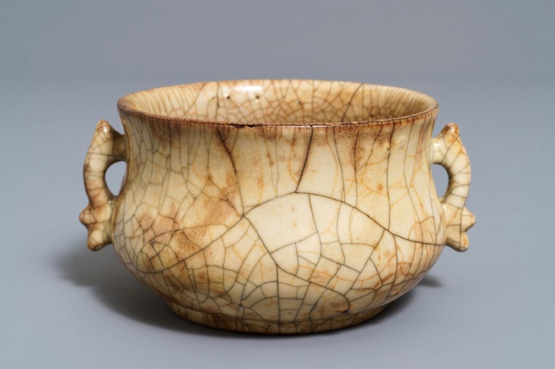 A Chinese ge-type crackle-glazed censer, Song or later: A Chinese ge-type crackle-glazed censer, Song or later ----- L.: 16 cm - H.: 8,5 cm
