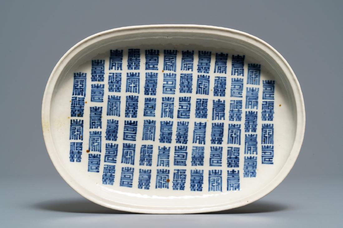 A Chinese blue and white 'Bleu de Hue' Vietnamese: A Chinese blue and white 'Bleu de Hue' Vietnamese market tray, 19th C. ----- Dim.: 29 x 21 x 5 cm