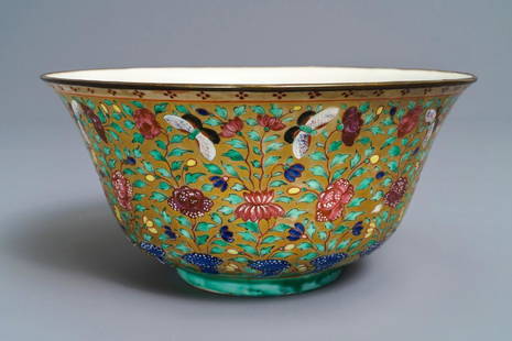 A large Chinese Thai market Bencharong bowl, 19th C.: A large Chinese Thai market Bencharong bowl, 19th C. ----- Dia.: 23 cm - H.: 11 cm