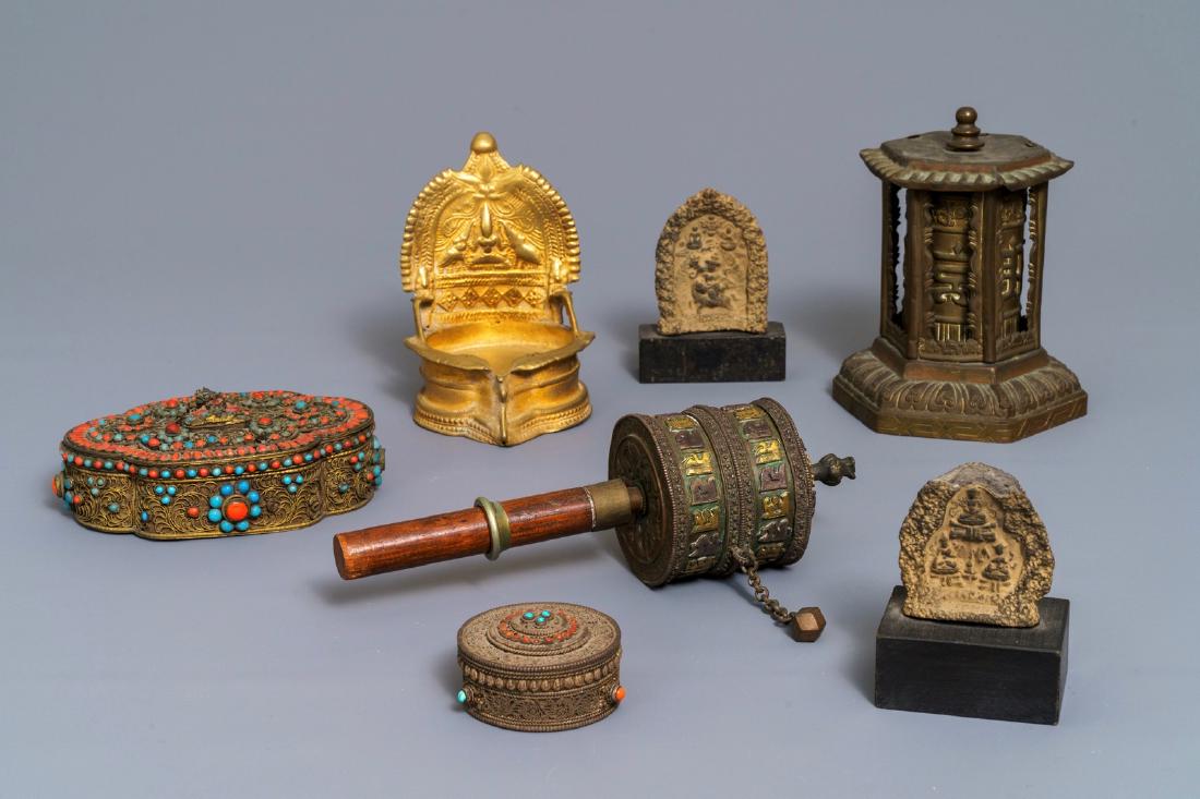 A varied collection of Tibetan votive objects, 19/20th: A varied collection of Tibetan votive objects, 19/20th C. ----- H.: 14,5 cm (the revolving temple-shaped altar object)L.: 22 cm (the prayer stick) Provenance: The private collection of a deceased Belg