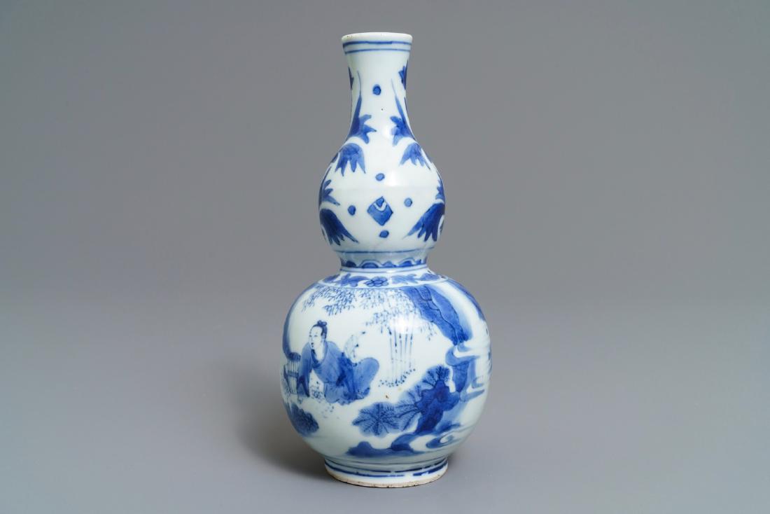A Chinese blue and white double gourd vase with the: A Chinese blue and white double gourd vase with the calligrapher Wang Xizhi, Transitional period ----- H.: 20 cm