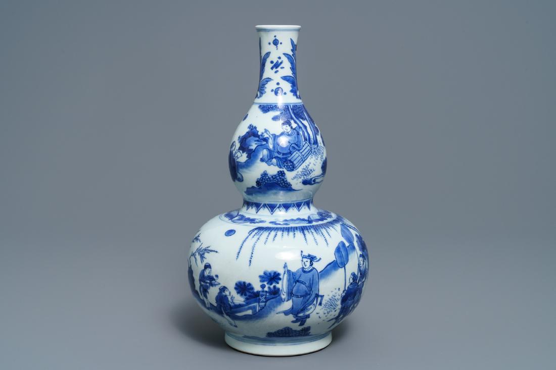 A Chinese blue and white double gourd vase,: A Chinese blue and white double gourd vase, Transitional period ----- H.: 33,5 cm