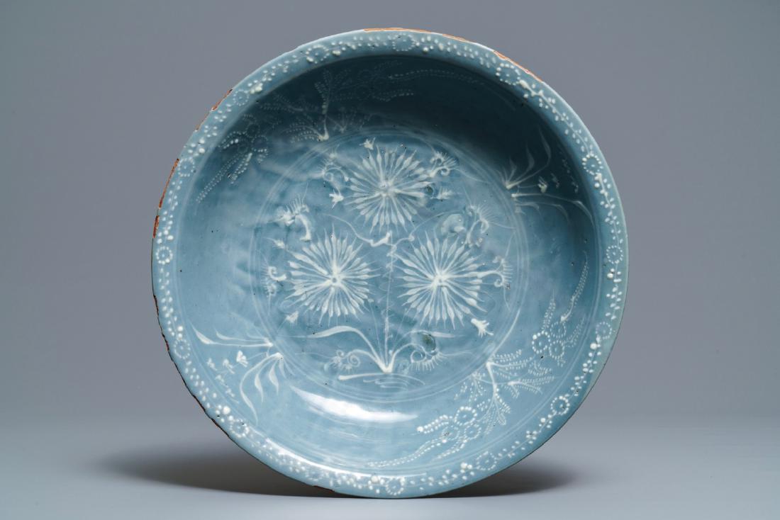 A Chinese Swatow celadon slip-decorated blue-ground: A Chinese Swatow celadon slip-decorated blue-ground dish, Ming ----- Dia.: 38,5 cm - H.: 9 cm