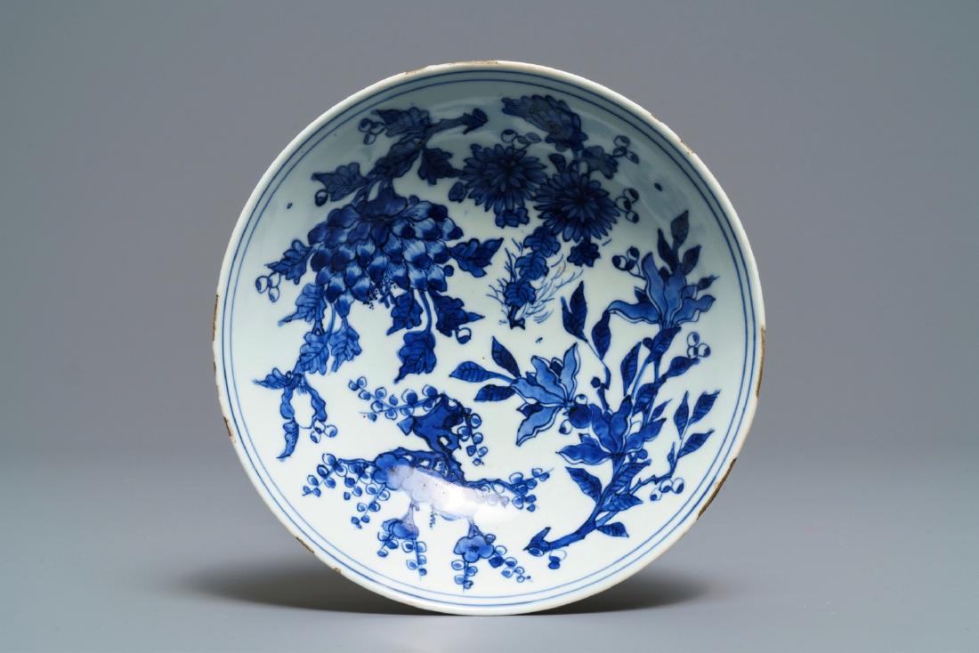 A Chinese blue and white floral bowl, Jiajing mark and: A Chinese blue and white floral bowl, Jiajing mark and of the period ----- Dia.: 18,5 cm - H.: 5,5 cm